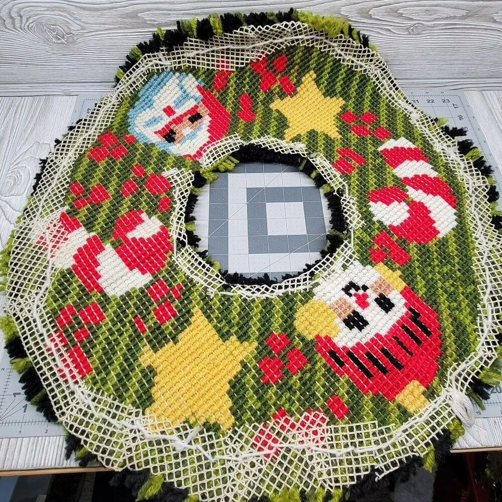 Handmade Christmas Wreath Latch Hook Rug 20 Inch Green Santa Snowman Vintage